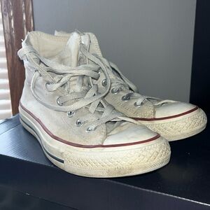 White converse high top
Women’s 7 / men’s 5 , kids
Priced based on condition